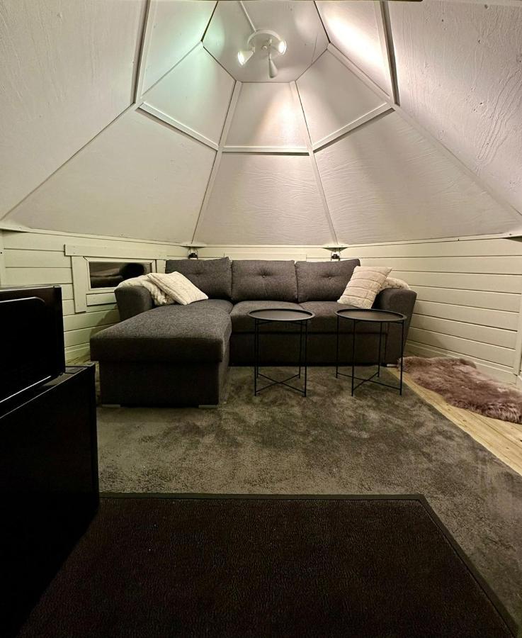 Camp Caroli Hobbit Hut Alpstuga